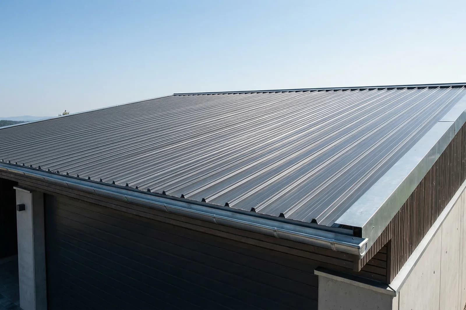 Modernes Gebäude mit anthrazitfarbenem Metalldach