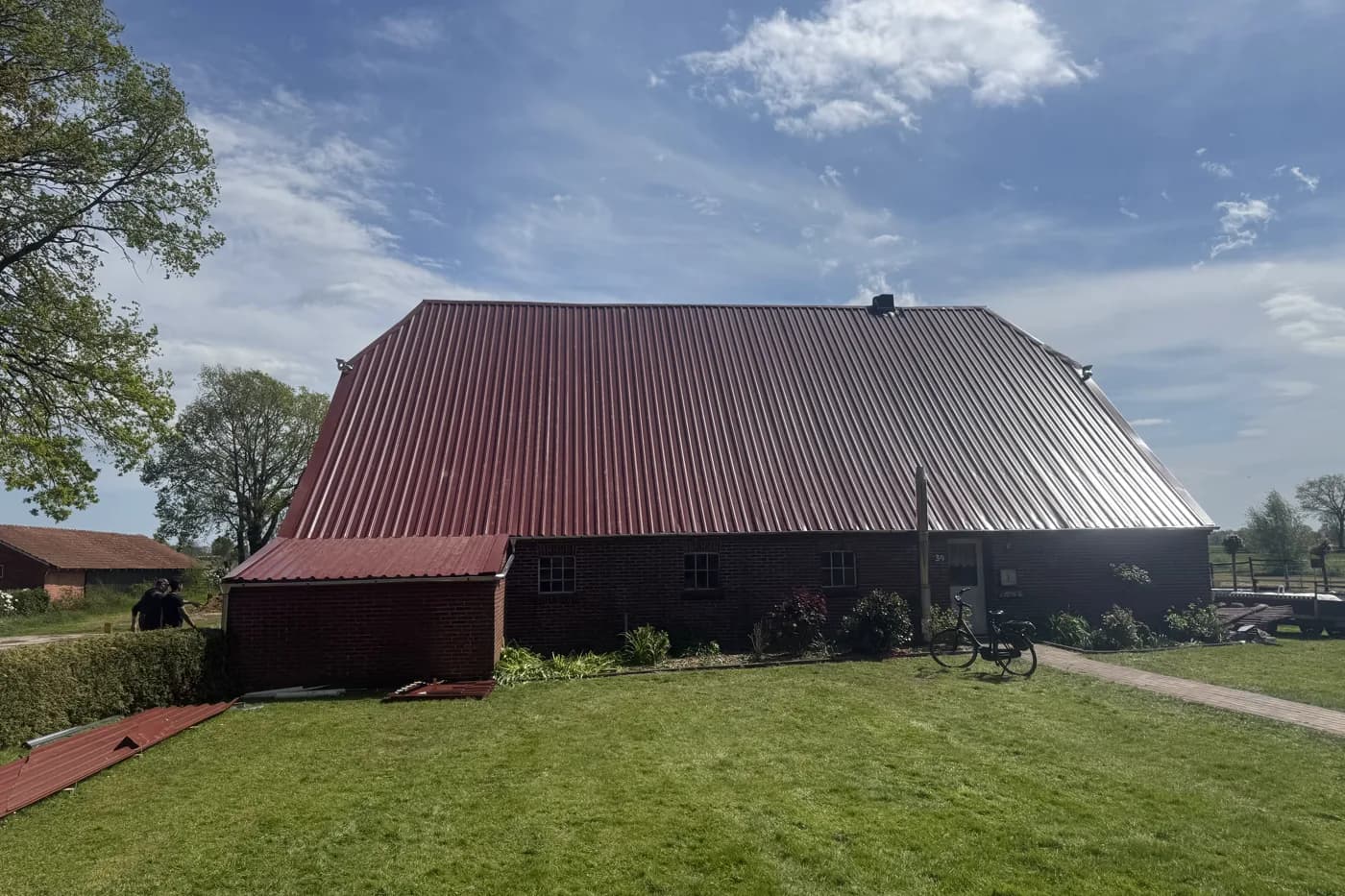Großes landwirtschaftliches Gebäude mit rotem Metalldach